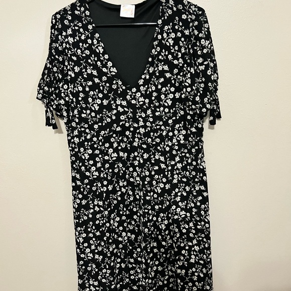 Siren Lily Dresses & Skirts - Women’s Summer Dress in XL. Black with white flowers.